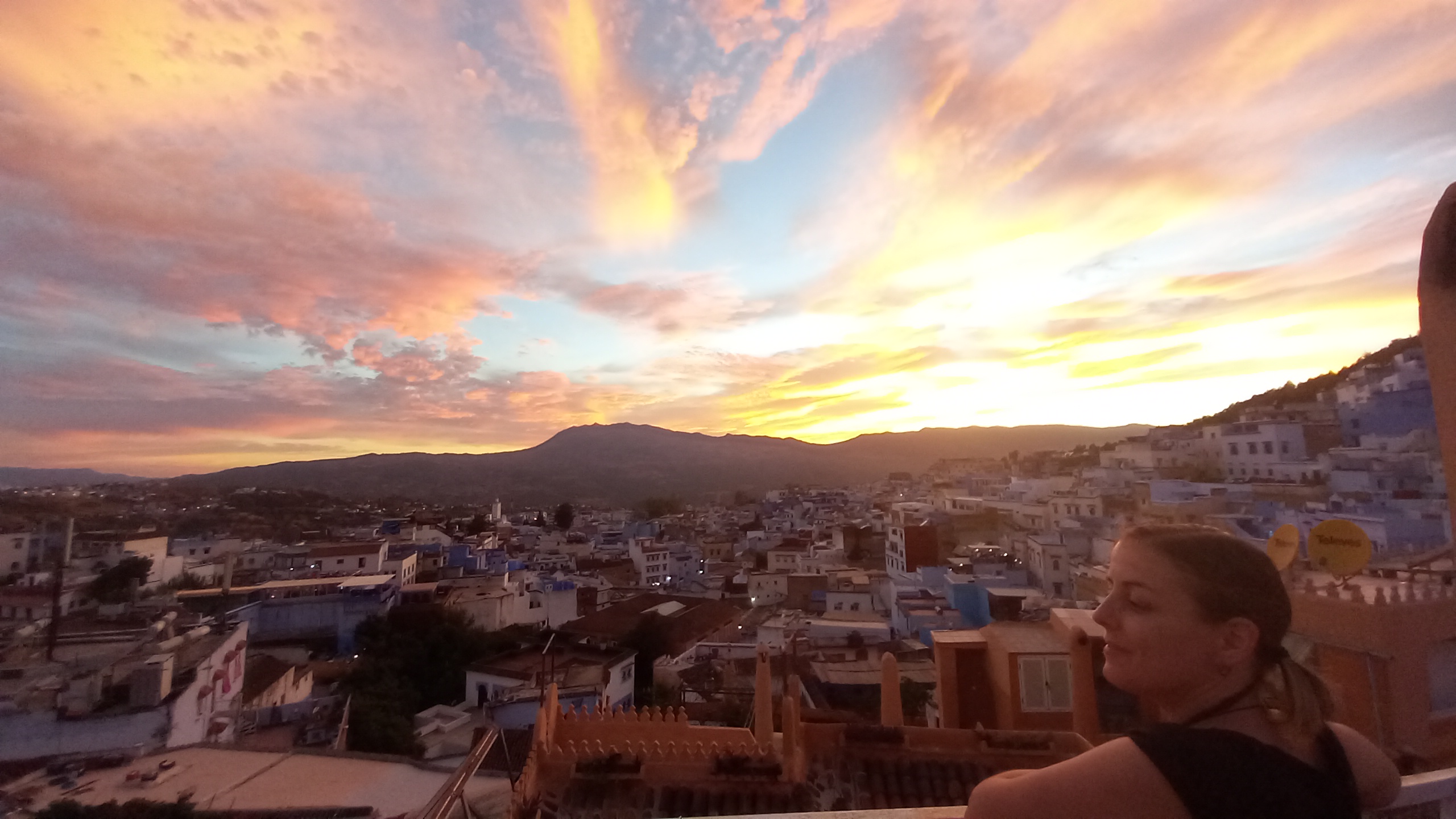 Foto mía en un atardecer en la terraza de nuestro hostal en Chauen.