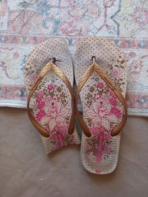 Foto de mis chanclas rotas, partidas por la mitad.