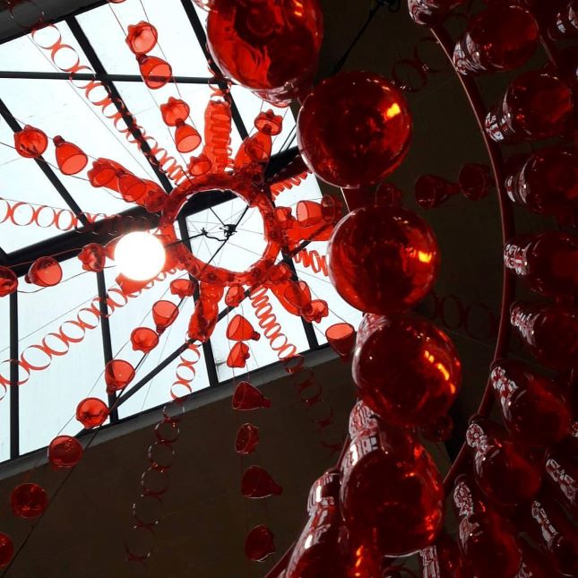 Foto de trabajo artístico con botellas