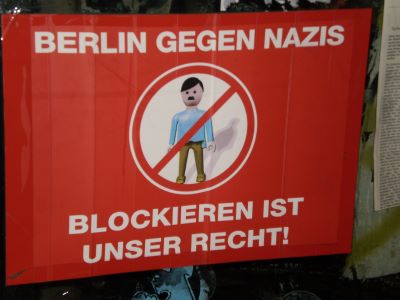 Foto de póster con el lema "Berlin gegen Nazis" (Berlin contra los nazis).