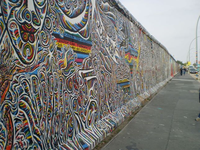 Foto de grafiti en el East Side Gallery en Berlin.