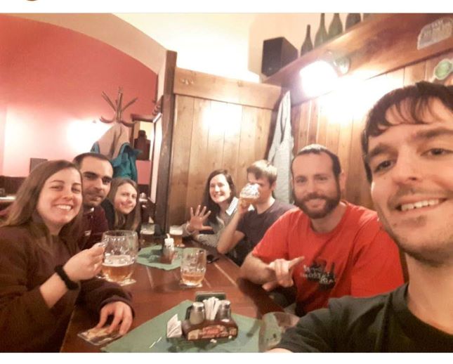 Foto de grupo en la que salimos Josu y yo en un bar de Pilsen, con nuestro amigo Slavek y otros amigos tomando cerveza.