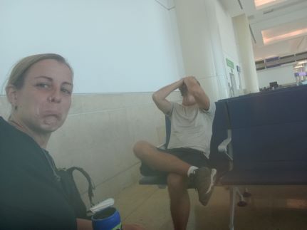 Foto de nosotros con caras tristes antes de coger el vuelo de regreso a España tras el viaje largo de 2025.