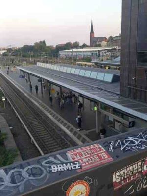 Foto de la parada de metro de Warschauer Straße desde el puente de Warschauer en Berlin.
