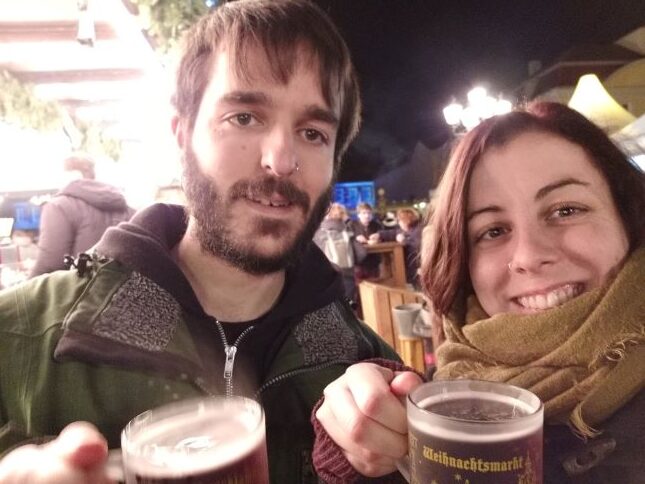 Foto de Josu y mía en el mercado navideño de Charlottenburg en Berlin, bebiendo Glühwein.