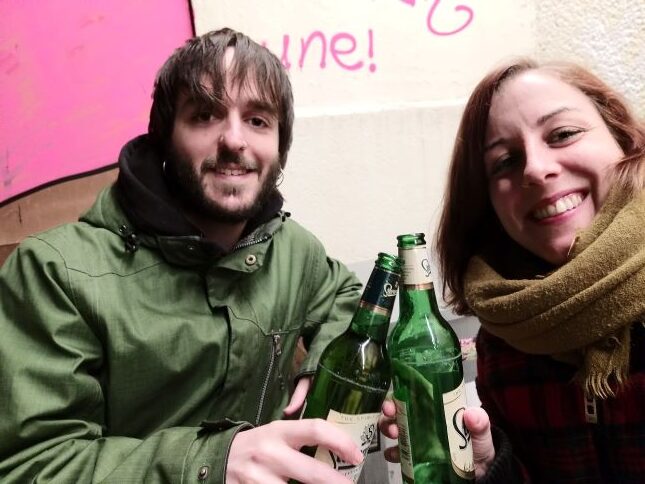 Foto de Josu y mía brindando con dos cerves.