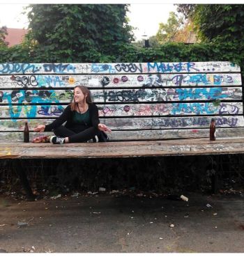 Foto mía en un banco gigante en un parque de Berlin.