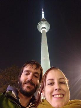 Foto de Josu y mía en Berlin, al fondo se ve el famoso Fernsehturm.