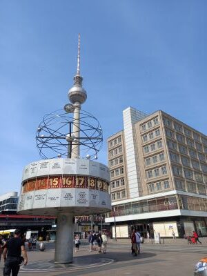 Foto del Fernsehturm en Alexanderplatz, Berlin.