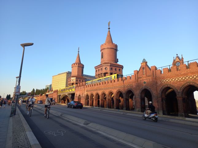 Foto del Oberbaumbrücke al atardecer en Berlin.