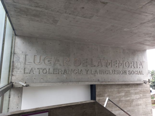 Foto de la entrada del Lugar de la Memoria, la tolerancia y la inclusión social en Lima.