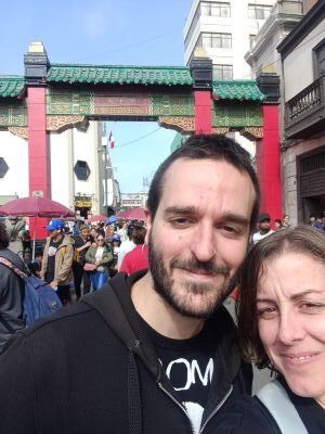 Foto de nosotros en el barrio chino de Lima.