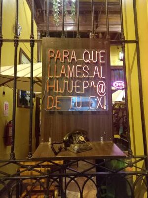 Foto de cabina de teléfono para que llames al hijuep de tu ex.