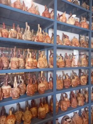 Estanterías con cerámicas de huacos peruanos en el museo Larco de Lima.