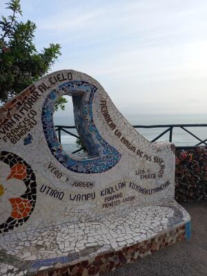 Foto de banco en el parque del Amor, en el malecón de Lima.