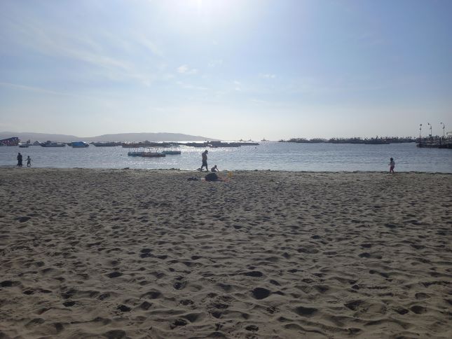 Foto de la playa en Paracas, Perú.