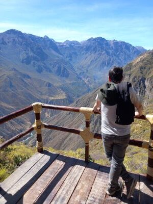 Josu en un mirador admirando el Cañón del Colca.