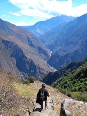 Josu caminando en la ruta hacia Choquequirao.