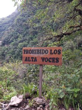 Foto de un cartel alertando de la prohibición de usar altavoces, en la ruta hacia la Catarata Gocta, en Ecuador.