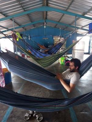 Foto de Josu en una hamaca en el barco carguero que nos llevó por el Amazonas hasta Iquitos durante 3 días.
