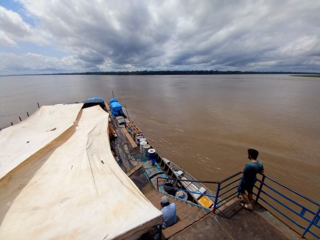Josu mirando al río Amazonas desde la lancha que nos lleva a Iquitos.