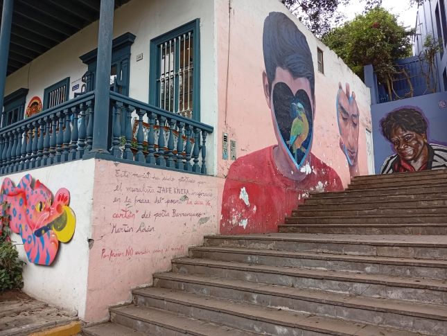 Foto de calle colorida decorada con arte callejero en Barranco, Lima, Perú.