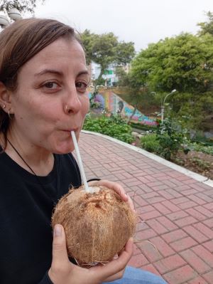 Yo con un coco de bebida en una plaza del barrio de Barranco, en Lima.