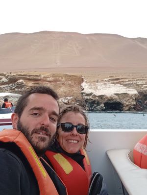 Foto en el tour de la Reserva Natural de Paracas, con el geoglifo del candelabro de fondo.