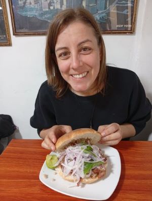 Desayunando pan con chicharrón.