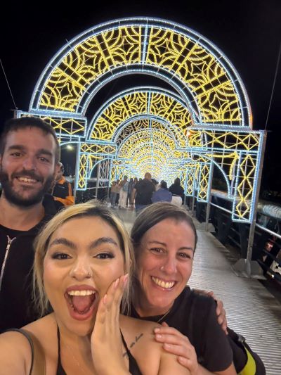 Foto de Josu y mía acompañados de Lu, en Pereira, Colombia, con decoración navideña.