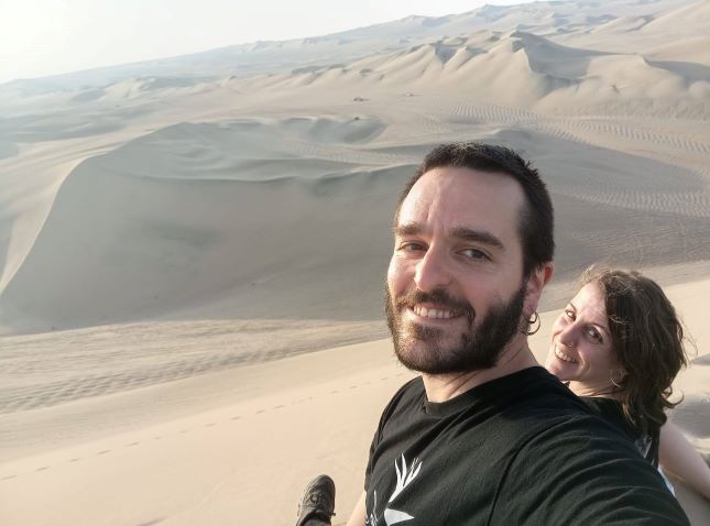 Foto de Josu y mía en el desierto de Ica, en Huacachina, Perú.