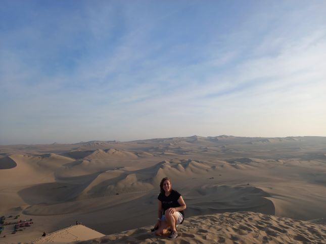 Foto mía arrodillada en el desierto de Ica