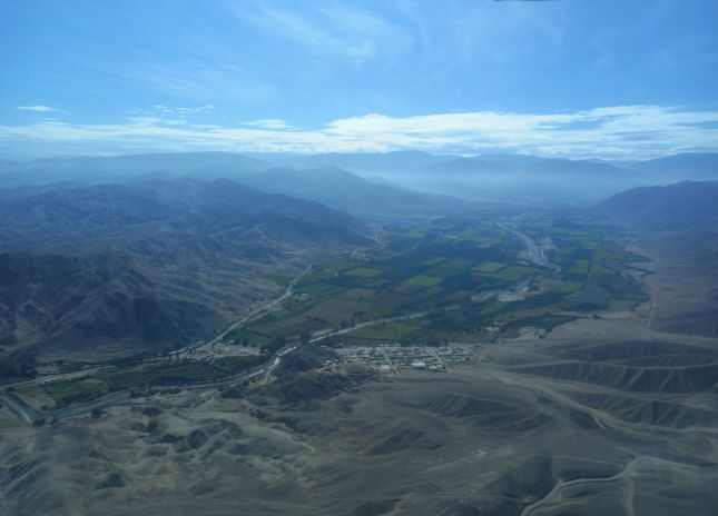 Foto aérea de las pampas de Jumana y el valle de Nazca.
