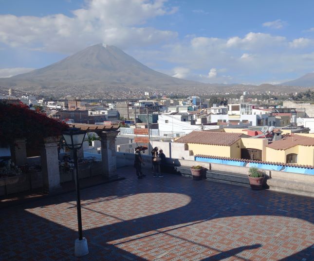 Foto de la ciudad de Arequipa con el volcán Misti al fondo.