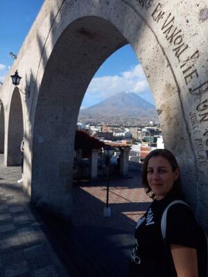 Foto en el mirador de Arequipa, con el fondo del volcán Misti.