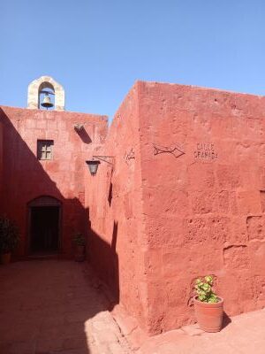 Foto de edificios rojos en el interior del Monasterio de Santa Catalina en Arequipa.
