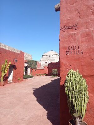 Foto de edificios rojos en el interior del Monasterio de Santa Catalina en Arequipa.