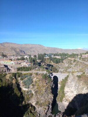 Foto de Chivay en la que se aprecia el Puente Hispano-Inca.