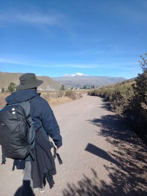 Foto de Josu caminando en la ruta de Chivay a Yanque.