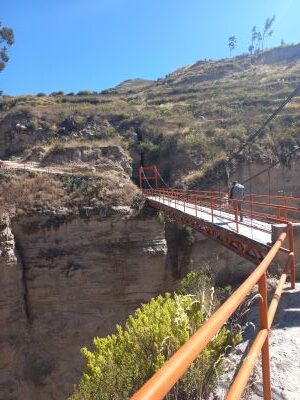 Foto de Josu cruzando un puente antes de llegar a Yanque, en Perú.