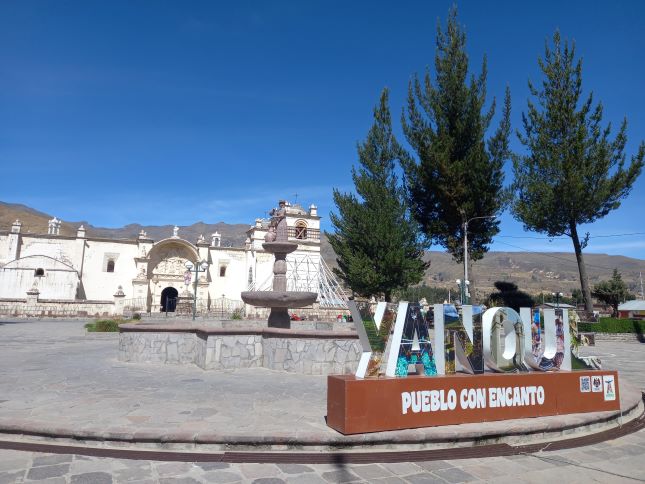 Foto de la plaza principal del pueblo de Yanque.