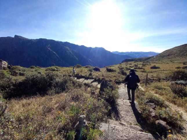 Josu buscando un lugar mejor en el mirador del cóndor