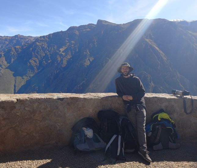 Foto de Josu en el mirador del cóndor esperando a ver los cóndores.