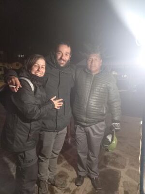 Foto de nosotros con nuestro amigo peruano que conocimos en la celebración del Día del Campesino.