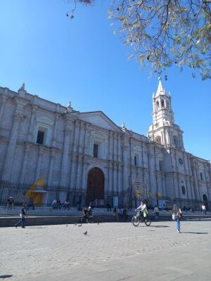Foto de la Basílica Catedral de Arequipa un día soleado.