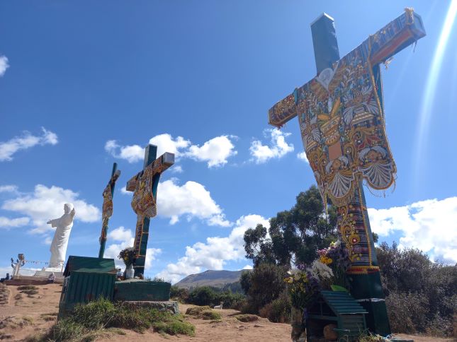 Las tres cruces y el Cristo Blanco en Cusco