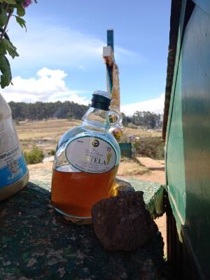 Ofrenda de botella de alcohol dejada en una cruz en el mirador del Cristo Blanco de Cusco