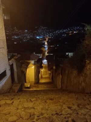 Calle de escalinatas por la noche en Cusco