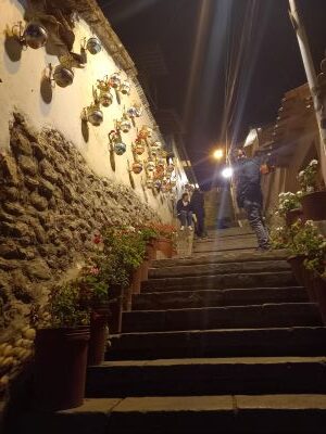 Calle con flores en Cusco