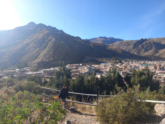 Josu caminando por las ruinas de Chivay